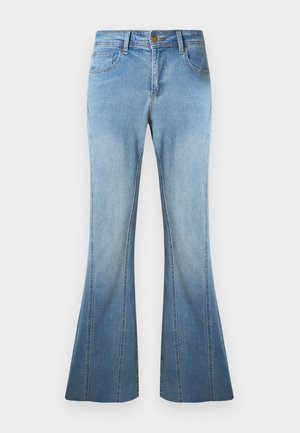 Jean en denim bleu clair avec jambes évasées, fermeture à boutons et zip à l'avant, et design à cinq poches.