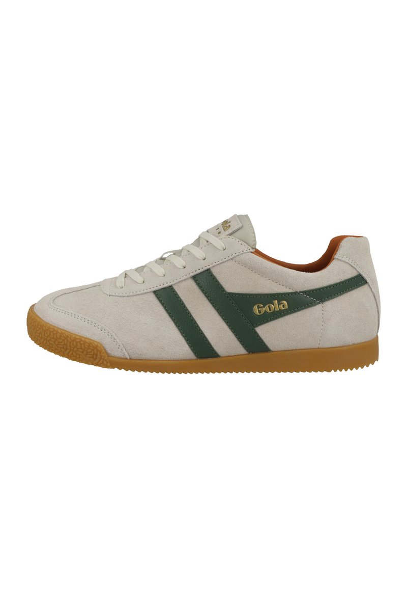 Sneakers in suede con strisce verdi e logo dorato. Presentano una suola in gomma testurizzata e una cavigliera imbottita, con una combinazione di colori bianco e beige.
