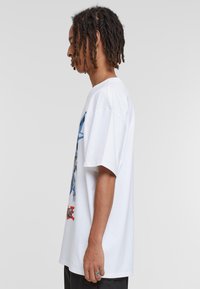Upscale by Mister Tee YU GHI OH EYES DRAGON HE - T-shirts print - white