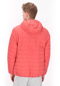Koral pufferjakke med quiltet design, der har h�ætte og letvægtsmateriale. Bagsiden viser horisontale søm mønstre.