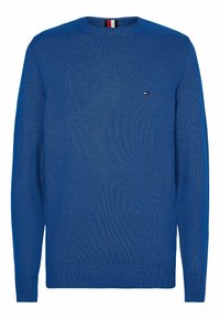Niebieski sweter dzianinowy z okrągłym dekoltem, prążkowanymi mankietami i dołem, z małym logo na piersi. Teksturowana tkanina z równomiernym ściegiem.