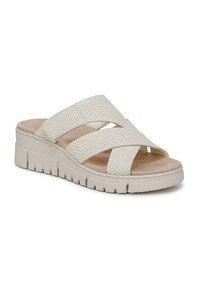 Witte slide-sandalen met gestructureerde crisscross banden en een gevoerde voetbed. Voorzien van een stevige, gekartelde zool voor extra ondersteuning.