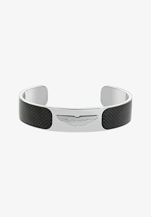 Bracelet manchette Aston Martin en acier inoxydable argenté poli avec un incrustation en fibre de carbone noire et logo gravé.