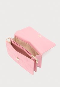 Ροζ πορτοφόλι από ανάγλυφο συνθετικό δέρμα με χρυσά μεταλλικά στοιχεία, διαθέτει μια κύρια θήκη και μια θήκη με φερμουάρ, εσωτερική επένδυση με λεία υφή.