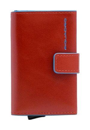 Kompakte rote Lederbrieftasche mit blauer Umrandung, Druckknopfverschluss und "PIQUADRO"-Logo, das auf der vorderen rechten Seite geprägt ist.