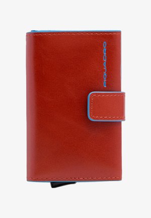 Kompakte rote Lederbrieftasche mit blauer Umrandung, Druckknopfverschluss und "PIQUADRO"-Logo, das auf der vorderen rechten Seite geprägt ist.