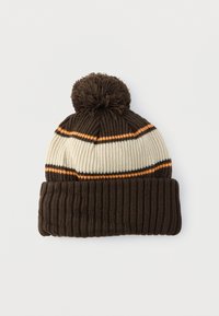 Barna, krémszínű és narancssárga csíkos kötött sapka, bordázott mintával és bolyhos bojttal a tetején.