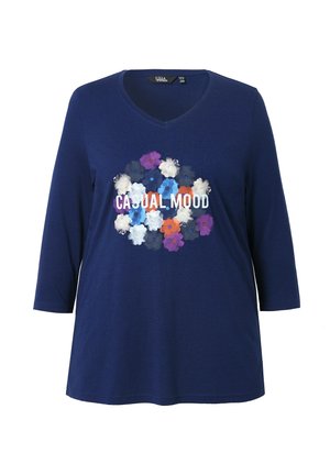 T-shirt a maniche lunghe blu navy a V con stampa floreale in bianco, blu, viola e arancione, con il testo "CASUAL MOOD" in bianco.