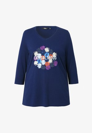 Marineblaue Langarm-V-Hals-T-Shirt mit einem Blumenmuster in Weiß, Blau, Lila und Orange, mit dem Text "CASUAL MOOD" in Weiß.