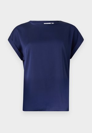 Blusa de satén de manga corta en azul marino con puños doblados y escote redondo, exhibida sobre un fondo blanco.