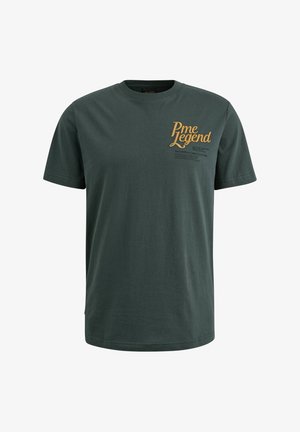 Tmavě zelené bavlněné tričko s krátkými rukávy, které má na levém prsu vyšitý zlatý logo "Pme Legend" a textové detaily pod ním.