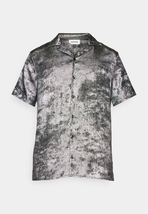 Camisa de manga corta con botones en tejido metálico plateado con un patrón texturizado; cuello clásico; cinco botones negros en la parte delantera.