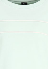 Licht mintgroene sweatshirt met een ronde hals. Kenmerkt zich door horizontale naadaccenten met een roze bies, gemaakt van een zachte, rekbare stof.
