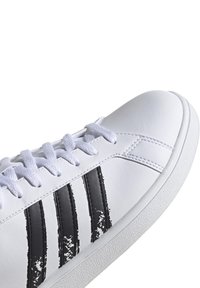 adidas Performance LIFESTYLE -  GRAND COURT BASE BEYOND - Zapatillas de entrenamiento - weiss