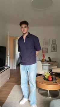 Ľahká námornícka košeľa s krátkym rukávom a zipsom pri golieri, skombinovaná s svetlomodrými džínami a bielymi teniskami. Voľný strih, textúrovaná tkanina.