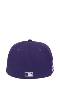 Lila Baseballkappe mit strukturiertem Schirm, flacher Krempe, gesticktem Logo an der Seite und Belüftungsöffnungen oben.