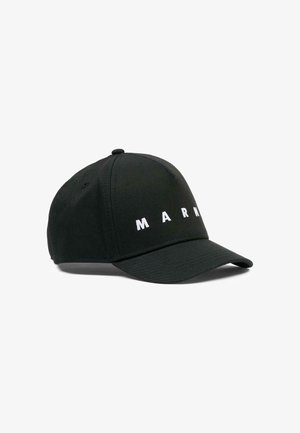 Casquette de baseball noire en coton, dotée d'une visière incurvée et du lettrage blanc audacieux "MARN." Texture lisse avec des accents cousus.
