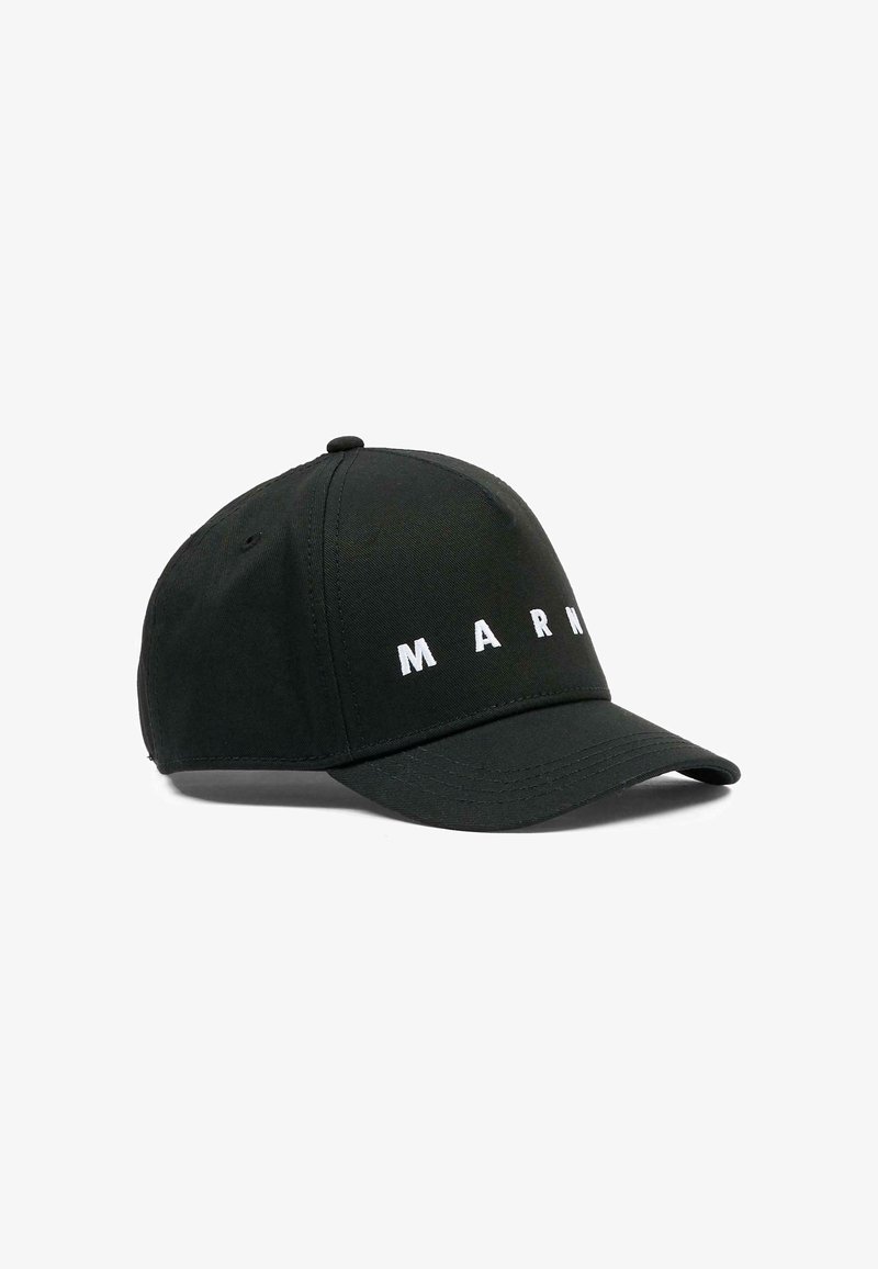 Casquette de baseball noire en coton, dotée d'une visière incurvée et du lettrage blanc audacieux "MARN." Texture lisse avec des accents cousus.