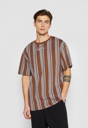 Camiseta de rayas marrones con líneas verticales azules, de manga corta, con cuello redondo y bordado de logo en el pecho. Material de algodón suave.