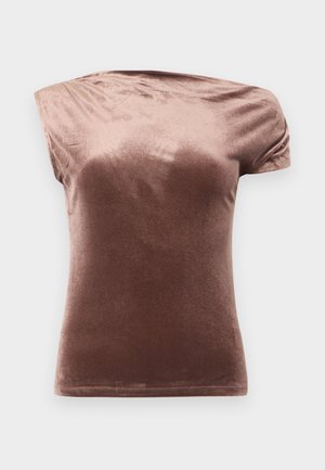 Barna bársony aszimmetrikus rövid ujjú felső, egyik vállat szabadon hagyva, testhezálló derékkal.