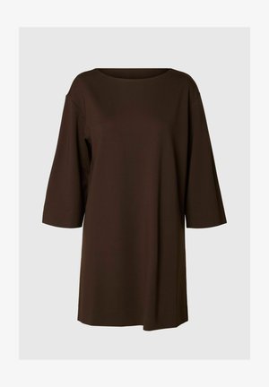 Robe ample de couleur marron foncé, avec des manches trois-quarts et un col rond, sur un fond clair uni.