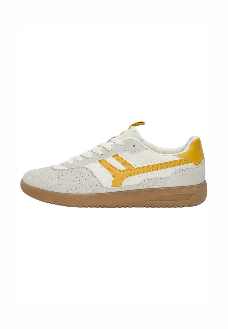 Weiße und gelbe Sportschuhe aus Suede und Leder mit perforierten Details, flacher Gummisohle und farblich kontrastierenden Akzenten.