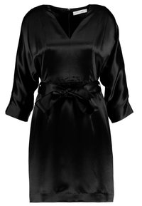 Robe en satin noir avec un décolleté en V, des manches trois-quarts et une ceinture nouée à la taille. Texture lisse avec une silhouette ajustée et une fermeture éclair au dos.