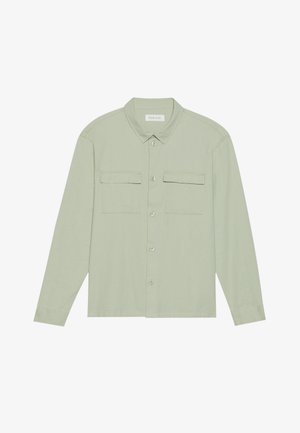 Camisa de manga larga verde claro hecha de un tejido suave, que cuenta con dos bolsillos en el pecho, un cierre de botones en la parte frontal y un diseño de cuello clásico.