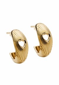 Pendientes de aro dorados con un diseño acanalado y un corte en forma de corazón en el centro, con un acabado pulido y parte inferior abierta.