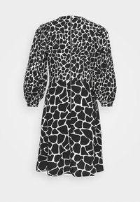 Svart och vit klänning med giraffmönster, puffärmar, figursydd midja och dragkedja i mitten bak.