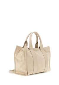 Borsa beige in suede con dettagli in pelle liscia, dotata di due manici superiori e una tracolla removibile. Design semplice e strutturato.