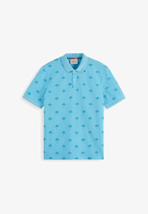 Camisa polo de tela azul claro con un sutil patrón de palmeras. Con cuello, tapeta de tres botones y mangas cortas. Textura suave.