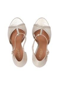 Goldfarbene High-Heel-Sandalen aus einem strukturierten Stoff, mit offener Zehe, überkreuzten Riemen, verstellbarem Knöchelriemen und metallischen Akzenten.