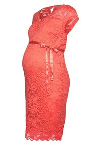 Korálové krajkové těhotenské šaty s krátkým rukávem, lodičkovým výstřihem a saténovým páskem v oblasti pasu, s květinovým vzorem a vlnkovaným lemem.