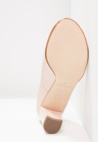 Peter Kaiser Wide Fit Spuntate - nude