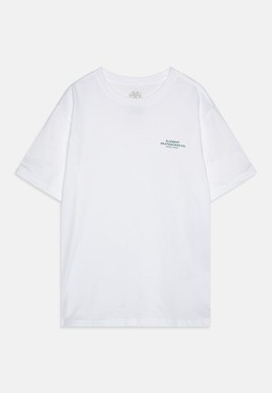 T-shirt en coton blanc à manches courtes, col rond, avec "ELEMENT SKATEBOARD CO." imprimé en turquoise sur la poitrine gauche.