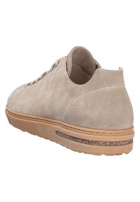 Baskets en daim beige clair avec une pointe arrondie, couture subtile, semelle en caoutchouc brun et un panneau texturé au niveau du talon pour une meilleure accroche.