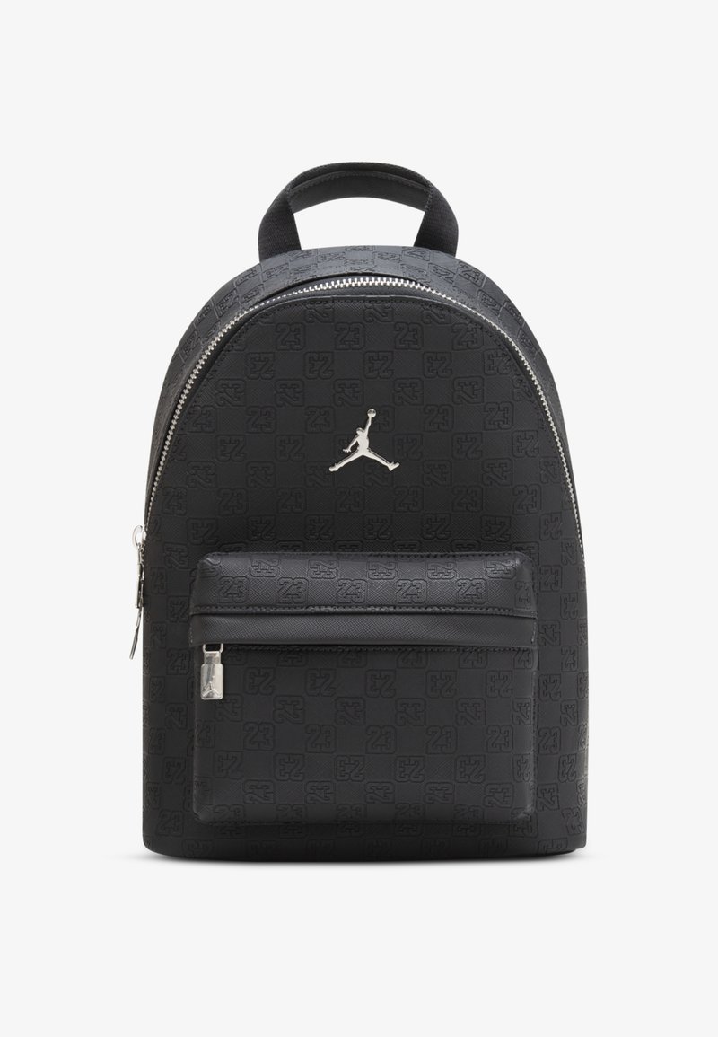 Sort rygsæk med rundet design, præget logo mønster, frontlynlåslomme og sølvfarvede hardwaredetaljer. Glat tekstur.