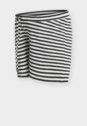 Sort-hvid vandret stribet omslagsnederdel med bindedetalje i siden, vist mod en ensartet lys baggrund.