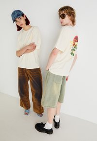 Jack & Jones JORMERCADO TEE SS CREW NECK - Trükipildiga T-särk - buttercream