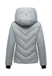 Veste matelassée grise clair avec un motif en chevrons, une capuche spacieuse et des poignets noirs. Texture lisse, design isolé.