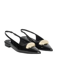 Czarne lakierowane buty na słupku z odkrytymi piętami, z wydłużonym noskiem i złotym metalowym akcentem z przodu. Niski słupkowy obcas. Gładka tekstura.