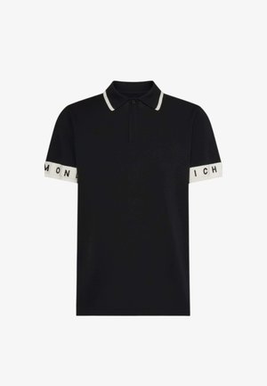Polo nera a maniche corte con rifiniture bianche su colletto e polsini, con testo parziale nero sui polsini bianchi.