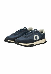 Sneakers blu navy realizzati con una combinazione di materiali tessili e sintetici, dotati di un logo bianco arrotondato, chiusura con lacci e suola in gomma nera a contrasto.