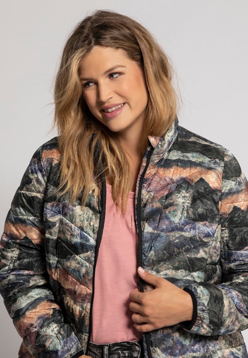 Damen Leichte Jacken | Ulla Popken MOUNTAIN-PRINT Daunenjacke grau-melange/grau-meliert - HT26734 Damen Leichte Jacken | Ulla Popken MOUNTAIN-PRINT Daunenjacke grau-melange/grau-meliert - HT26734