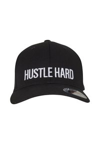 Svart kaps med stoff som har et hvitt brodert slogan "HUSTLE HARD" på forsiden, med buet skjerm og justerbar bakre stropp.