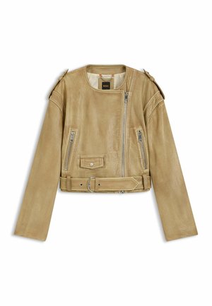 Beige Leder-Jacke in Cropped-Form mit rundem Halsausschnitt, zwei Reißverschlusstaschen, seitlichem Schnallen-Detail und Schulterklappen. Strukturierte Oberfläche.