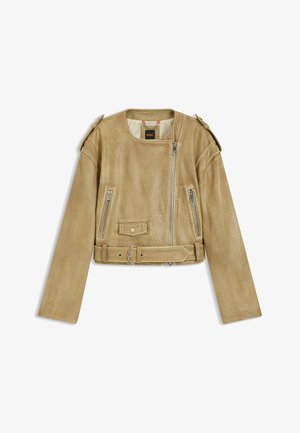 Tan leren cropped jack met een ronde hals, twee ritszakken, zijgespen en schouderepauletten. Gestructureerde afwerking.