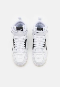 High-Top-Sneaker mit weißem Leder, schwarzen Akzenten, strukturierten Seiten, gepolsterter Ferse und weißen Schnürsenkeln. Puma-Logo auf der Zunge und dem Riemen.