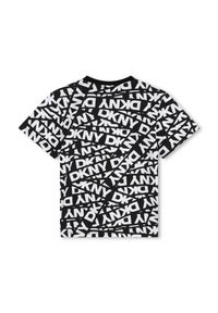 T-shirt noir avec un motif chaotique de texte blanc "DKNY" en orientation variée. Encolure ronde classique et manches courtes.